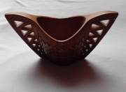 Rękodzieło huculskie - naczynie drewniane, kunsztowne reliefy.