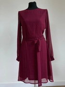 Burgundowa sukienka z wyciętymi plecami