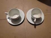 Dwie białe filiżanki ze spodkami 