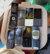 Zestaw 8 telefonów nokia .