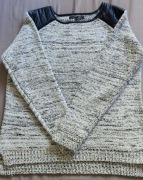 Sweter z dzianiny z wstawkami z eko-skóry – rozmiar M