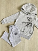 Zestaw komplet dresowy chłopięcy C&A dinozaur t-rex spodnie bluza 110
