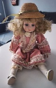 porcelanowa duża lalka w kapeluszu i w strojnej sukience 40 cm do