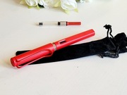 Pióro wieczne LAMY SAFARI czerwone naboje plus tłoczek do atramentu i etui