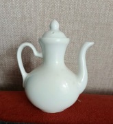 Mały czajniczek porcelanowy.