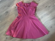 różowa sukienka ze zwiewną spódnicą