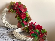 Kompozycja florystyczna - wianek wiklinowy