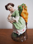 Dziewczyna z darami ziemi. Figurka XIX w.Porcelana. 