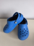 Crocs ocieplane rozmiar C11 chłopięce niebieskie kapcie