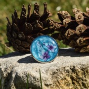 Pierścień z żywicy z kwiatami na turkusowym tle