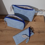Błękitny zestaw kosmetyczki i etui na okulary.  