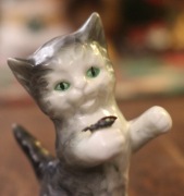 UROCZA FIGURKA stojącego KOTA z BIEDRONKĄ -GOEBEL 1970