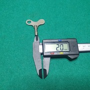 Stary kluczyk do mechanizmu zegara= 2 X 2 mm.