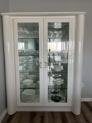 Witryna biała szklana piękna duża 