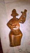 Drewniana figurka lutnistki (190)