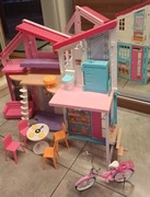 Sprzedam domek dla lalek z wyposażeniem.