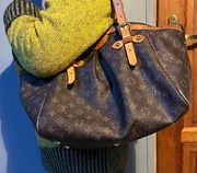 Louis Vuitton Tivoli GM w klasycznym wzorze Monogram Canvas.