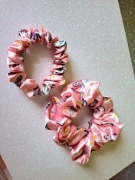 Gumki scrunchie satynowe różowe motylki