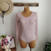 Body prążkowane z guzikami pudrowy róż