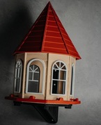 Elegancki domek dla ptaków w kształcie pałacyku - karmik