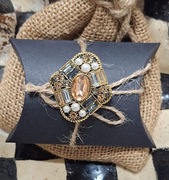 Elegancka broszka z kryształkami i perełkami, pudełko gratis