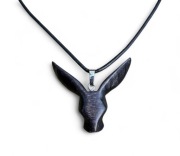 Naszyjnik wisior Zając drewno bukowe czarny na rzemieniu skórzanym.