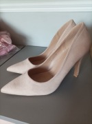 Beżowe szpilki DeeZee 