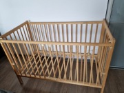 Łóżeczko drewniane szczebelkowe 120x60 z opuszczanym bokiem