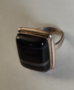 Pierścionek srebrny onyks pasiasty 18