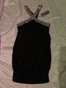 Elegancka czarna sukienka z odkrytymi plecami