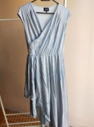 Brokatowa srebrna sukienka na wesele