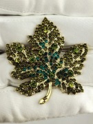 NOWA Broszka przypinka liść klonu zielony z cyrkoniami elegancka