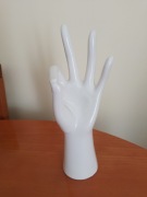 Porcelanowy wieszak na biżuterię w kształcie dłoni