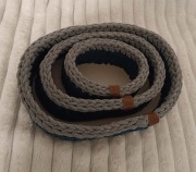 Zestaw ręcznie wykonanych pudełek ze sznurka.