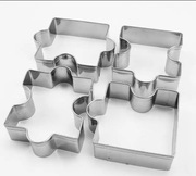 Zestaw 4 sztuk foremek do ciastek w kształcie puzzli ze stali nierdzewnej