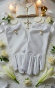 Piękne białe rękawiczki komunijne z perłą – idealne na I Komunię Świętą