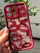 Bordowy case iPhone 13 Pro etui w usta całusy buziaki