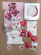 Walentynkowy box 5 – bransoletka, naklejki, breloczek, serca, misie