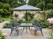 Zestaw stolik parasol regulowany i cztery krzesła.