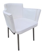 Nowoczesne krzesło tapicerowane – białe, obrotowe, eleganckie