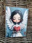 Anioł z serduszkiem – obraz na desce | symbol miłości i opieki