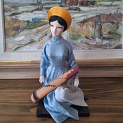 Stara ręcznie robiona figurka wietnamskiej kobiety 