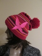 KARI TRAA damska czapka różowa w paski pompon jak nowa