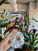 Biała gumka do włosów z jedwabiu