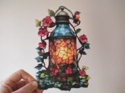 Ozdoba okienna latarnia lampion i kwiaty witrażyk dwustronny