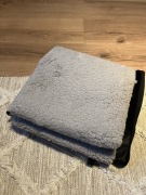 Narzuta / koc na kanapę antypoślizgowa jasnoszara 125 x 80cm