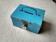 kasetka - skarbonka metalowa z rączką