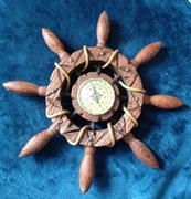 stary termometr drewniany w kształcie steru stacja pogodowa