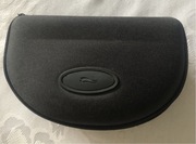 Solidne , duże etui na okulary , wyściełane gąbka w środku