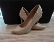 Szpilki lakierowane jasny beż- nudy roz.39